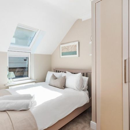Weybridge - 2 Bed - Parking Exterior foto