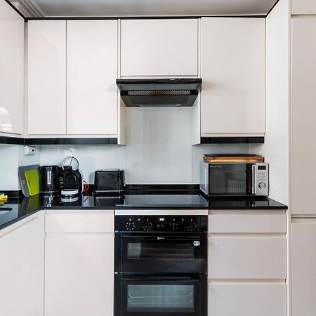 Weybridge - 2 Bed - Parking Exterior foto