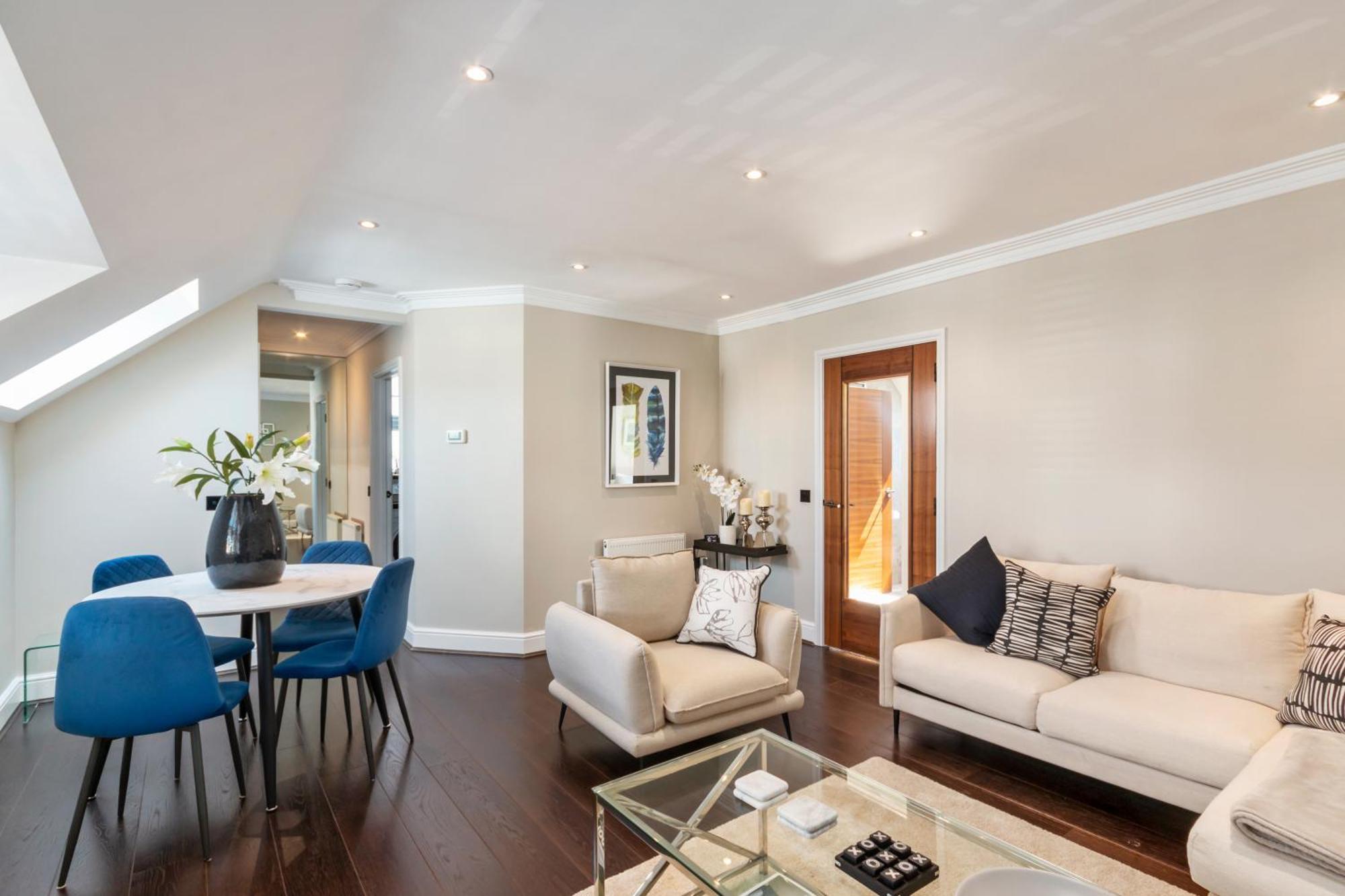 Weybridge - 2 Bed - Parking Exterior foto