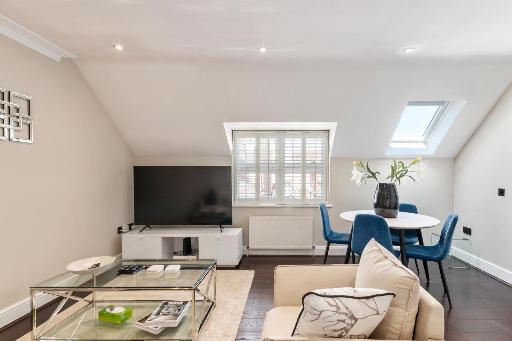 Weybridge - 2 Bed - Parking Exterior foto