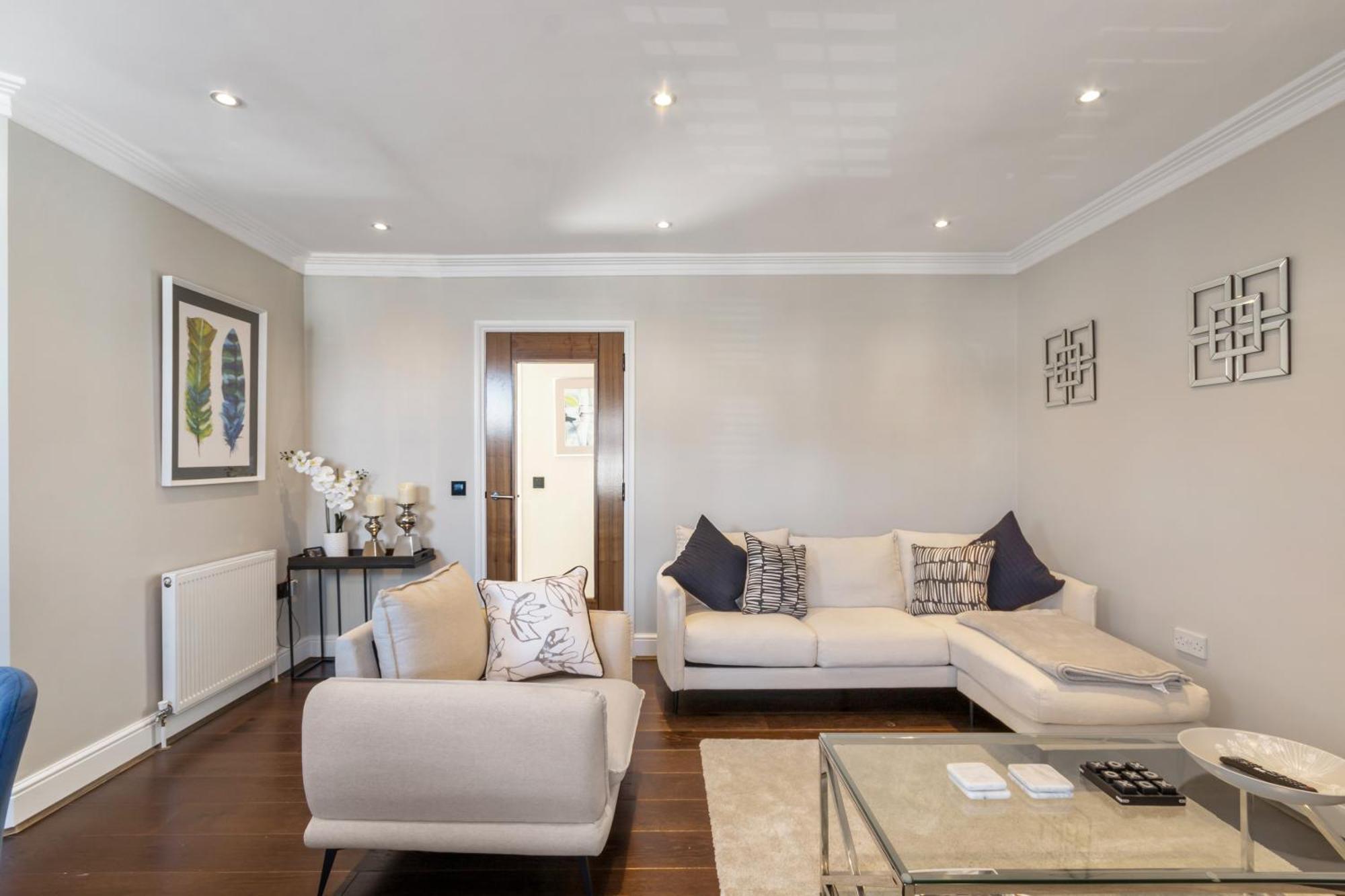 Weybridge - 2 Bed - Parking Exterior foto